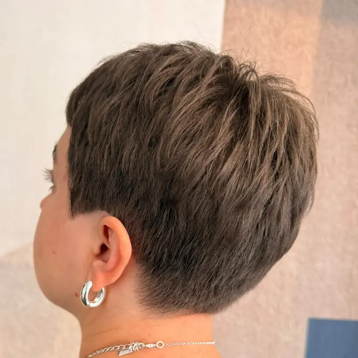 Kurzer, dunkelbrauner Haarschnitt mit kurzem Nacken, von hinten