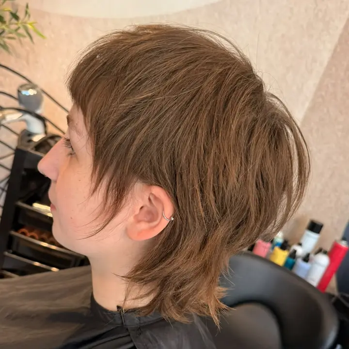 Kurzer, gestufter Schnitt mit Pony und längerem Nacken, im Profil