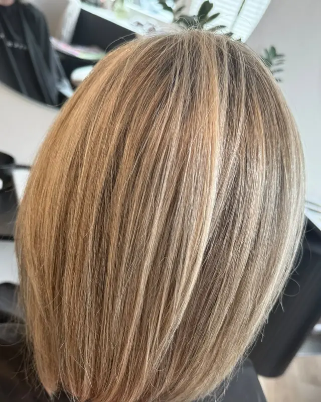 Bob mit blonden Strähnen, von hinten