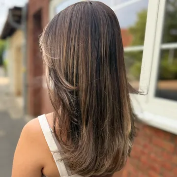 Lange, braune Haare mit hellen Balayage-Strähnen